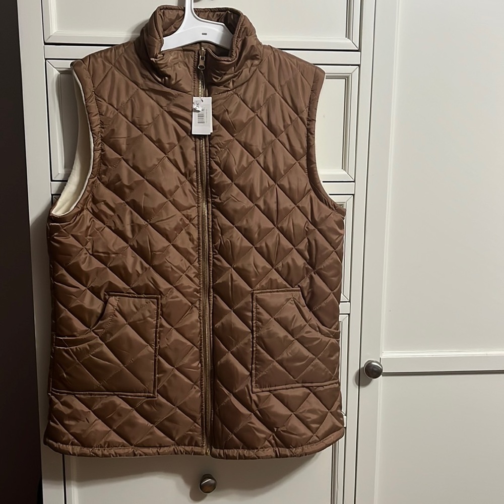 Reversible puffer vest